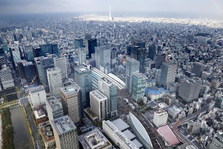 東京駅周辺のビル群。丸の内（手前左）、八重洲（同右）などのビル。奥中央は東京スカイツリー＝２０２３年１１月