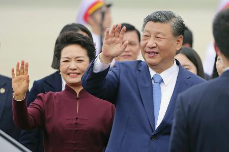 中国の習近平国家主席（左）と妻の彭麗媛さん＝２０２３年（ＶＮＡ＝共同）
