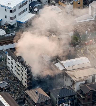 大阪市東淀川区の工場火災現場=28日午後6時45分(共同通信社ヘリから)