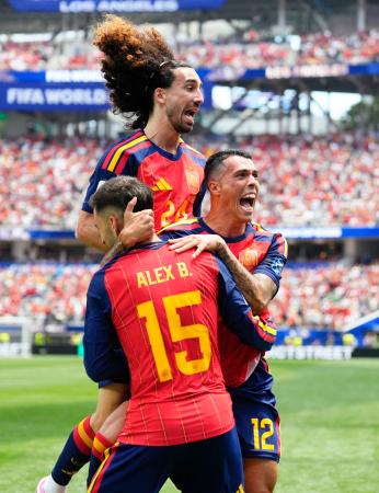 スペイン―オーストリア 後半、チーム2点目のゴールを決め喜ぶスペインのポロ(右)=ロサンゼルス(共同)