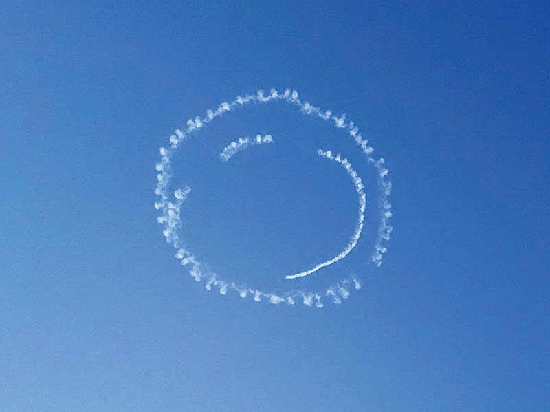 さいたま市北区上空に描かれたマーク＝同日、午後0時50分ごろ、埼玉新聞社本社屋上から