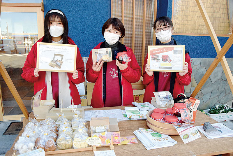 開発した商品などを手にする女子栄養大学食文化栄養学科の学生＝小川町観光案内所・移住サポートセンター「むすびめ」