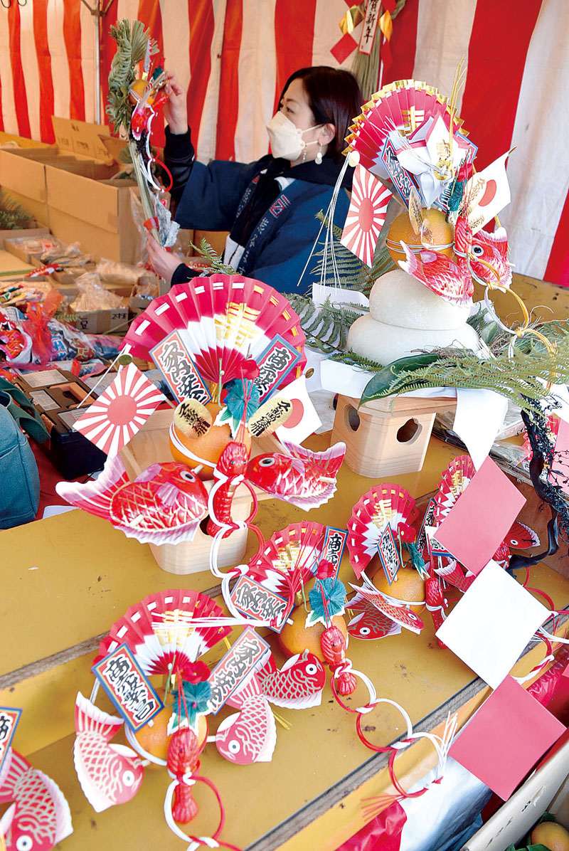 店先に並ぶ華やかな正月飾り＝27日午後1時20分ごろ、熊谷市の市役所通りのお祭り広場