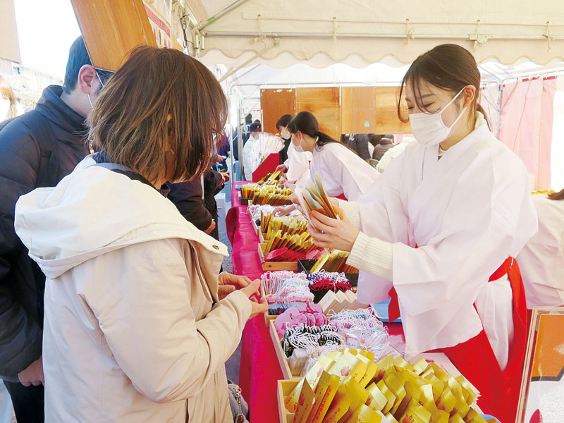 お守りと御朱印が人気を集めている埼玉厄除け開運大師龍泉寺＝3日正午ごろ、熊谷市三ケ尻