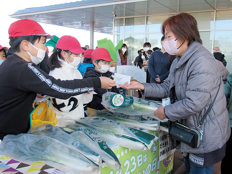 育てたネギを市民の食卓に届ける児童＝深谷市役所前レンガコリドー