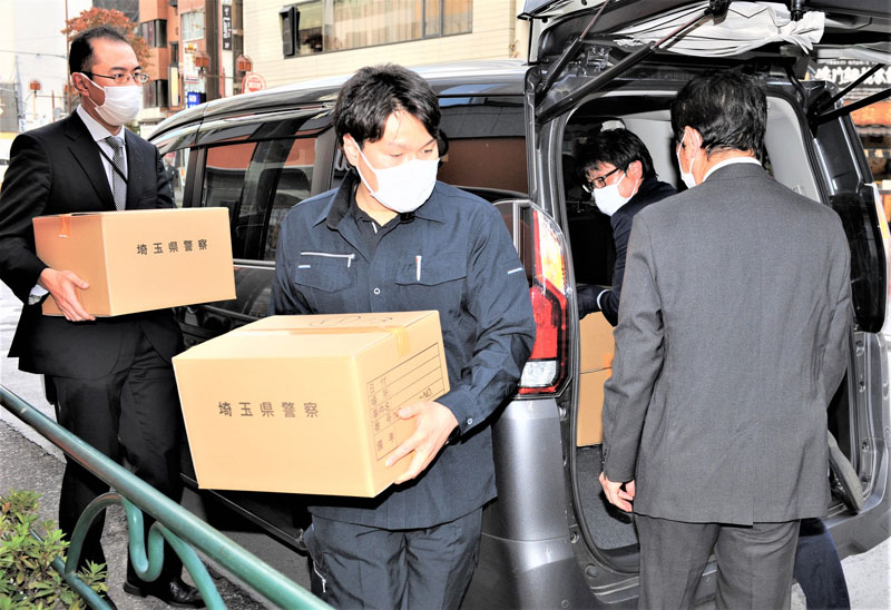 関係先を家宅捜索し、押収品を運び出す県警の捜査員＝2021年11月8日午後、東京都豊島区池袋