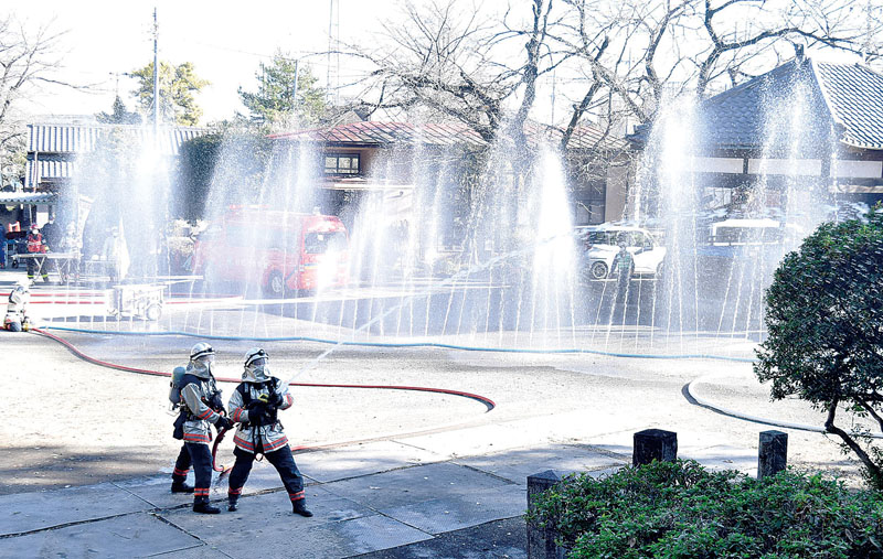 消防訓練で行われた消火活動＝２８日午前、行田市埼玉の前玉神社