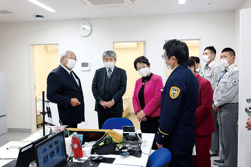 救急ワークステーションを視察する関東どまんなかサミット会議の首長たち＝加須市上高柳の埼玉県済生会加須病院（代表撮影）