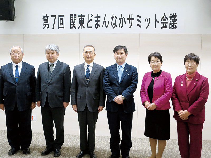 出席した（左から）栗原実板倉町長、浅野正富小山市長、角田守良加須市長、針谷力古河市長、大川秀子栃木市長、真瀬宏子野木町長＝加須市上高柳の埼玉県済生会加須病院