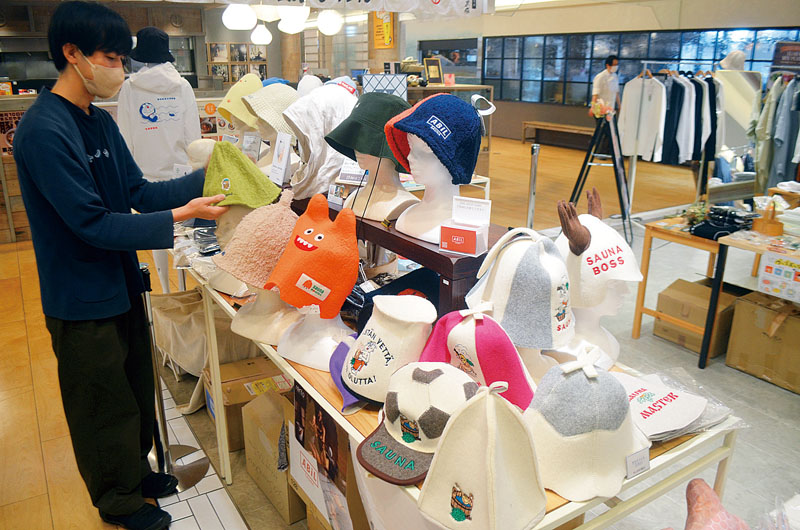 豊富な商品が並ぶサウナハット売場＝埼玉県さいたま市大宮区のルミネ大宮