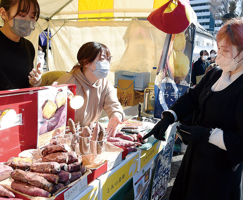 サツマイモを使ったグルメを買い求める来場者（右）＝11日、川越市連雀町の蓮馨寺