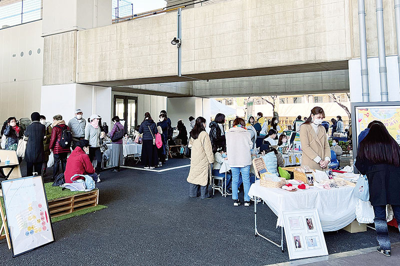 毎月第1日曜日に開催されている「Happy マルシェ」。多くの親子連れらが訪れていた＝5日午前、埼玉県さいたま市南区別所6丁目