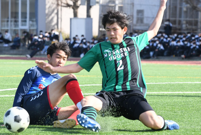 武蔵越生―成徳大深谷　後半13分、武蔵越生の松本（右）がスライディングで相手の突破を防ぐ