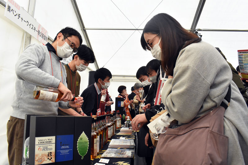 人気を集めたベンチャーウイスキー秩父蒸留所のブース＝19日午前11時半ごろ、埼玉県秩父市宮側町