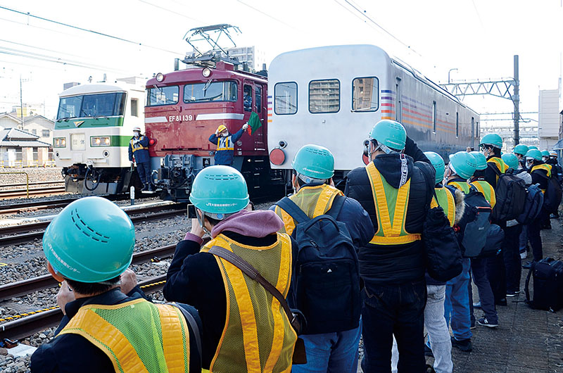 懐かしの人気車両を見学、撮影する参加者ら＝さいたま市大宮区の大宮操車場内