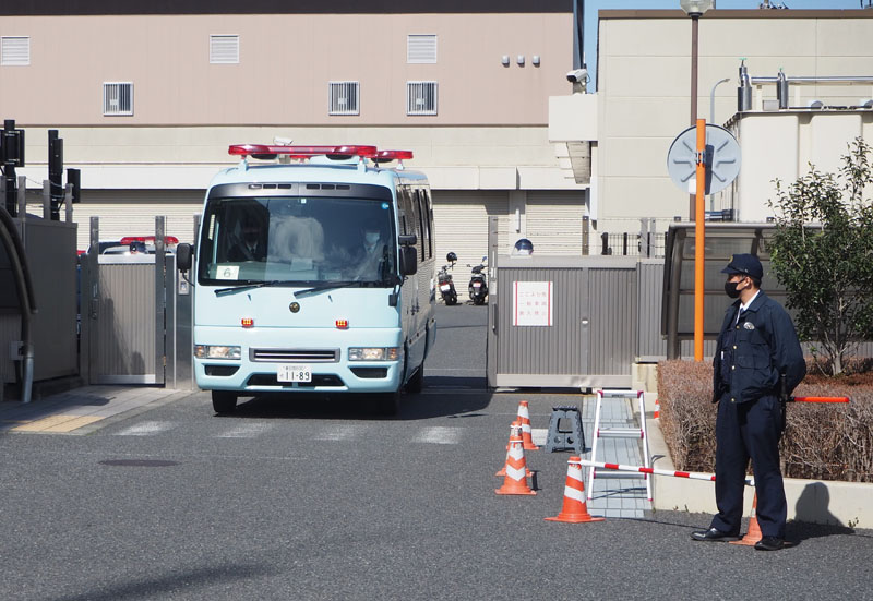 蕨署を出る少年を乗せた車両＝3日午前11時15分ごろ