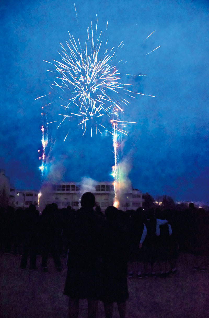 コロナ禍で苦労した生徒たちを慰労する打ち上げ花火＝1日夕、川口市神根