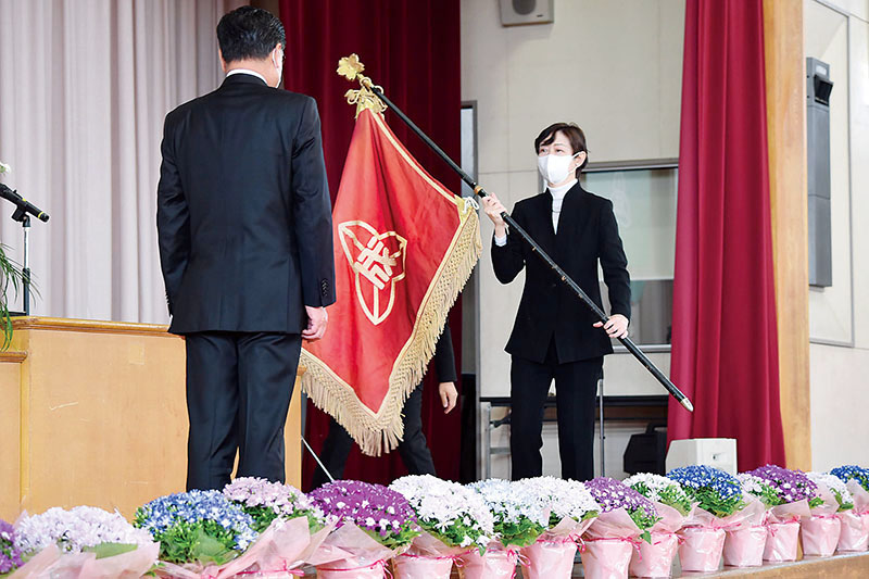 校旗を小林哲也市長（左）に返納する新井麻起校長＝16日、熊谷市立成田小学校