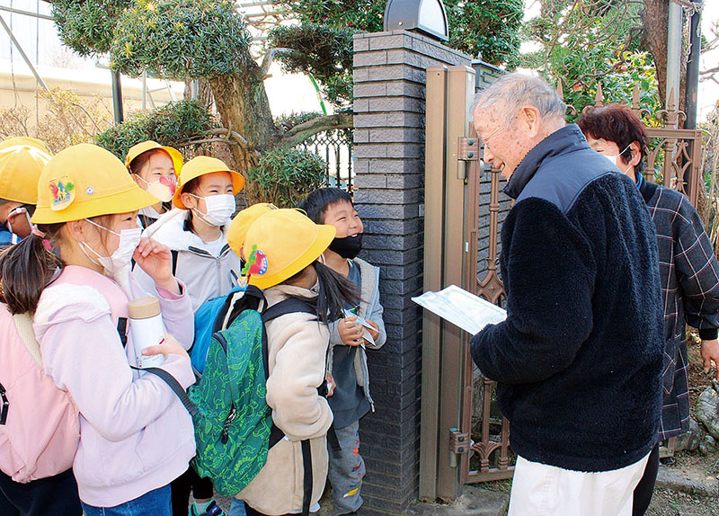 新井さん宅でお礼を伝える星宮小の児童たち