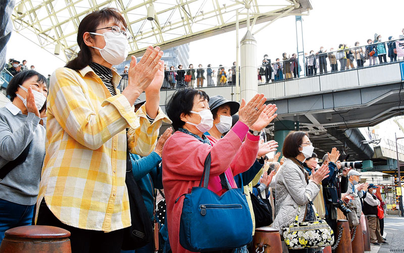 候補者の第一声を拍手で激励する支持者ら＝31日、川越市内