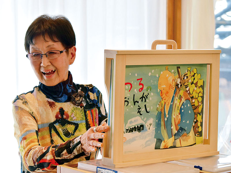 86歳、英語版も…趣味の切り絵、5年かけ紙芝居「鶴の恩返し」制作 熊谷