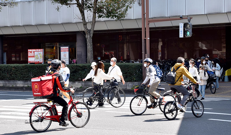 改正道交法が施行されてもヘルメットの着用者はまばらだった＝1日正午過ぎ、埼玉県さいたま市大宮区