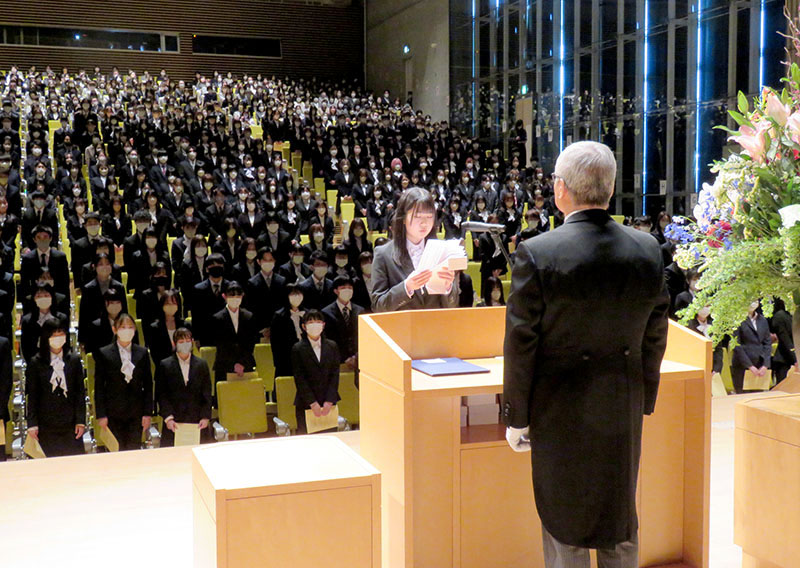 代表あいさつで決意を述べる新入生＝4日午前、越谷市三野宮の埼玉県立大学