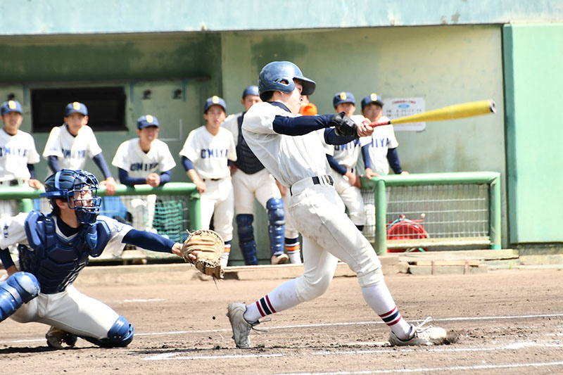 南部C組代表決定戦　浦和―大宮　5回裏2死一、三塁、亀井が左中間を破る適時三塁打を放つ。捕手高橋健＝市営浦和