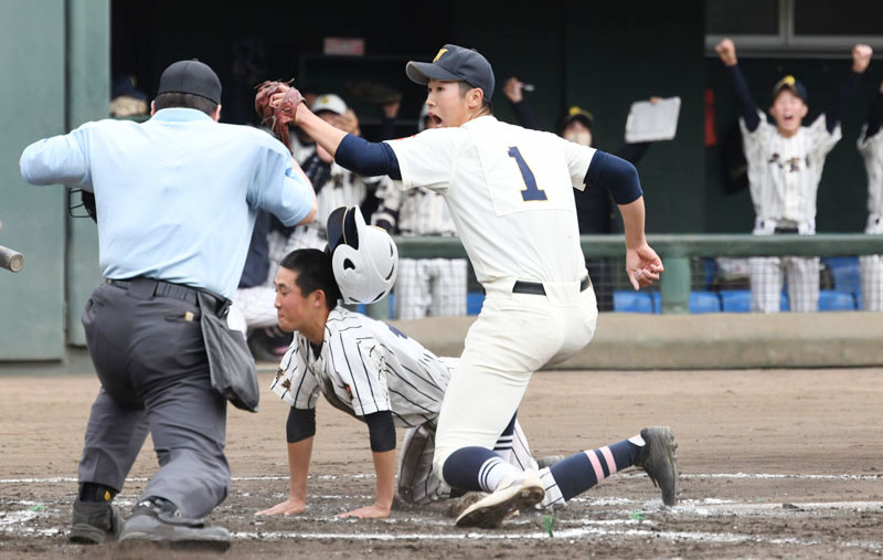 滑川総合―大宮南　7回裏大宮南2死二、三塁、暴投で三塁走者高山に続き、二塁走者山田将（中央）が生還して追加点を奪う。投手橋本＝UD上尾