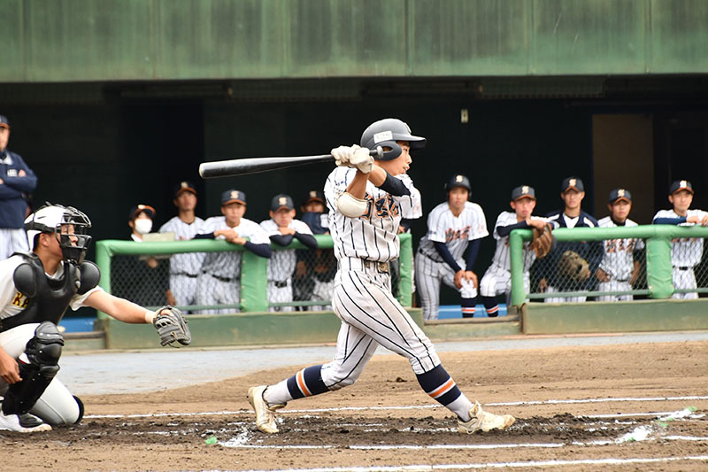 春日部―埼玉栄　4回裏埼玉栄2死二塁、井上が左越え適時打を放つ。捕手小松