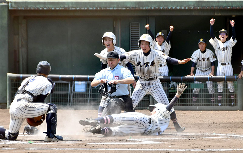 大宮南―立教新座　延長10回裏タイブレーク大宮南1死満塁、越石の右前打で二塁走者・海北（中央下）が生還しサヨナラ勝ち。捕手長谷川＝熊谷公園