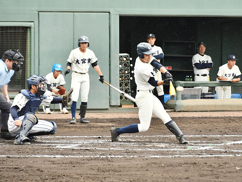 大宮南―大宮東　1回裏大宮東1死満塁、大高が左前に先制の2点適時打を放つ。捕手中嶋＝UD上尾