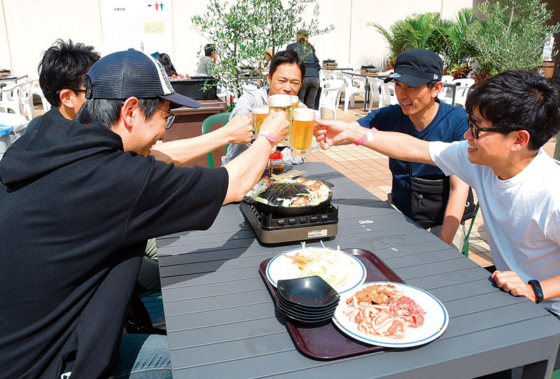 ビアガーデンで大型連休を楽しむ利用客＝3日、川越市脇田町のアトレマルヒロ屋上