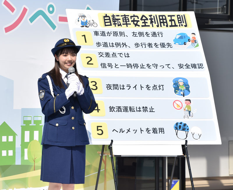 交通安全広報アンバサダーを務める日向未来さん＝10日午後2時25分ごろ、川口市赤山の川口ハイウェイオアシス