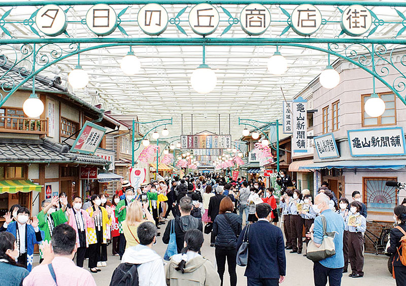 2021年5月19日にリニューアルした西武園ゆうえんち。1960年代の街並みを再現した「夕日の丘商店街」＝2021年5月19日午前、所沢市山口の西武園ゆうえんち