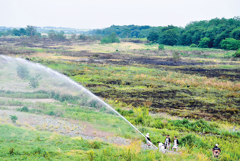 火災が発生した荒川右岸河川敷＝18日午後5時50分ごろ、熊谷市村岡