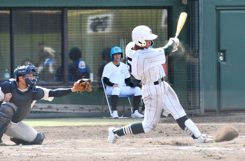 昌平―文星芸大付　6回裏昌平2死二塁、桜井が右中間に適時二塁打を放つ。捕手黒崎＝サーティーフォー保土ケ谷