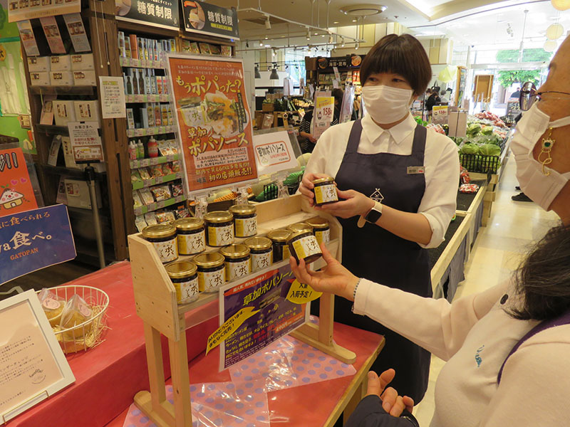 草加ポパソースを買い求める客＝9日午後、埼玉県草加市高砂