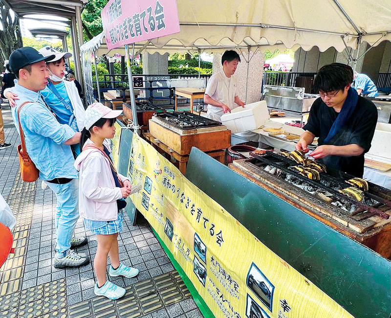 さいたま市浦和うなぎまつりでは、うなぎを炭火で焼く実演が行われた＝27日午前、さいたま市役所