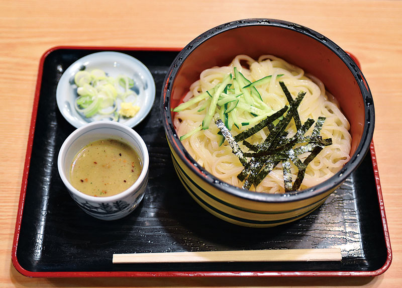 子亀の冷汁うどん。こっくりとした漬け汁にキュウリの細切りがアクセント