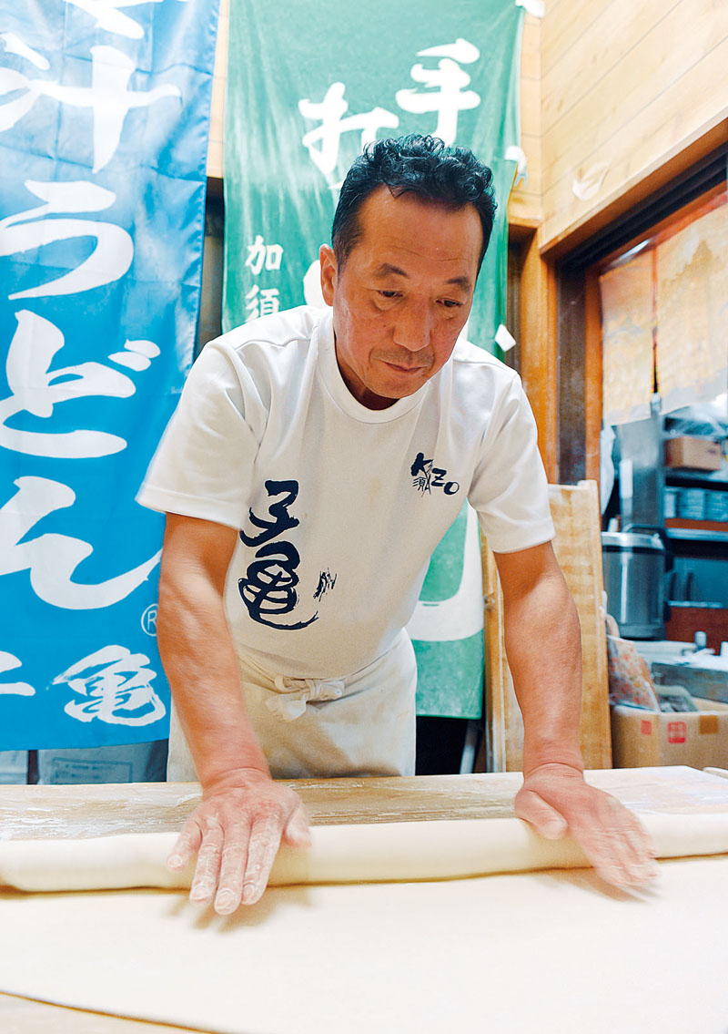 うどんを打つ岡戸知幸。2003年1月、全国のご当地うどんが競い合うテレビ番組に出演し、加須うどんが世に出るきっかけをつくった＝加須市諏訪の子亀