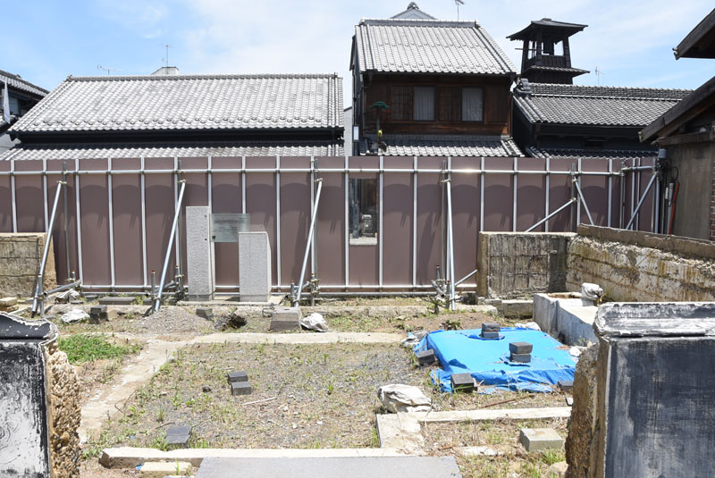 蔵造りの町並みで、基礎を残して更地のままになっている店蔵のあった場所＝7日、川越市幸町