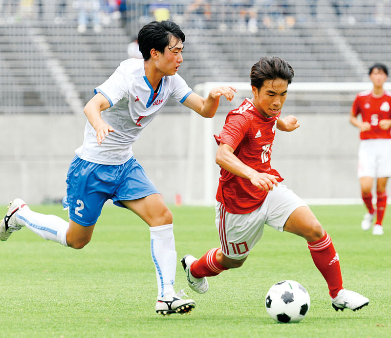 前半31分、浦和南・伊田（右）が武南の島崎をかわして突破する