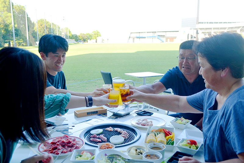 テラスビアガーデンで乾杯する来店客たち＝17日、熊谷市上川上の熊谷スポーツホテルパークウィング内のカフェ＆レストラン「レコルド」