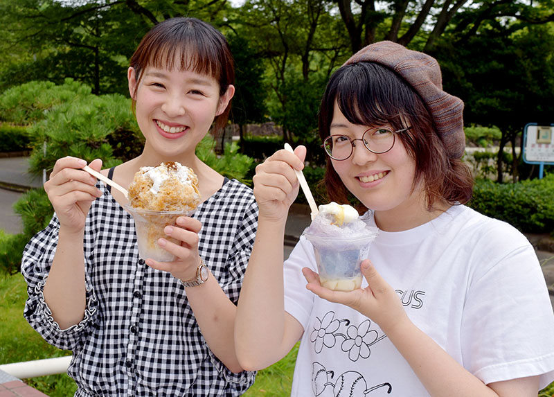 試食会で「雪くま」の新作を受け取った来庁者たち＝26日午前11時45分ごろ、埼玉県熊谷市役所