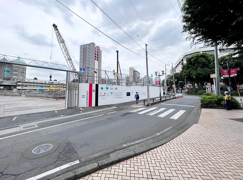 JR浦和駅西口駅前広場の整備予定地。左は建設中の複合施設の敷地＝埼玉県さいたま市浦和区高砂