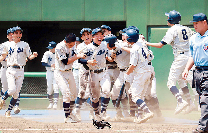 松山―春日部　9回裏松山1死二塁、荒井の左越え適時打でサヨナラ勝ちを決め、喜びを爆発させる松山ナイン＝県営大宮