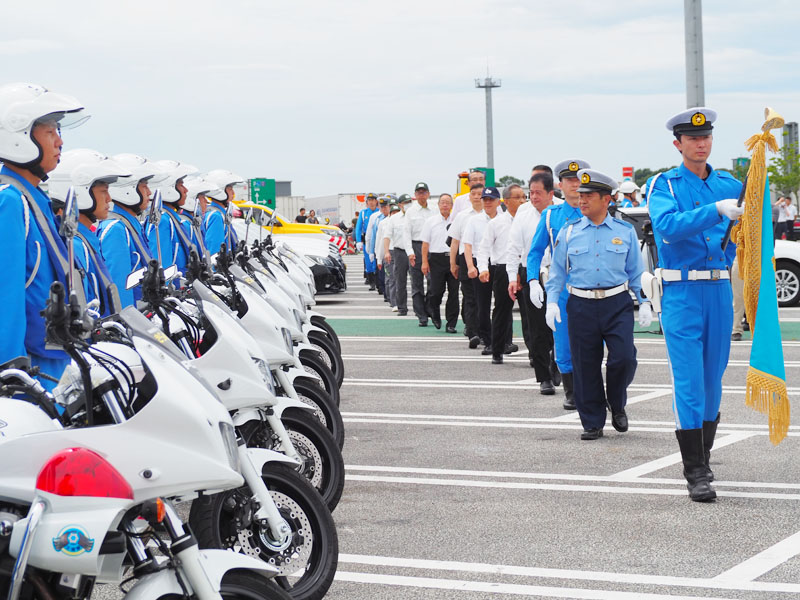 取り締まり部隊の巡視を行う県警の荻野長武交通部長（右から2人目）ら＝13日午前、東北道蓮田サービスエリア