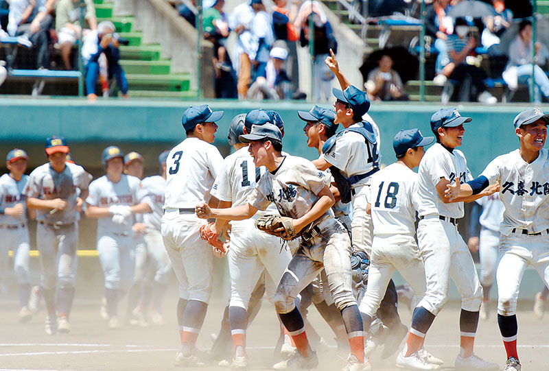 久喜北陽―浦和実　延長10回タイブレークを制し喜ぶ久喜北陽の選手たち＝レジスタ大宮