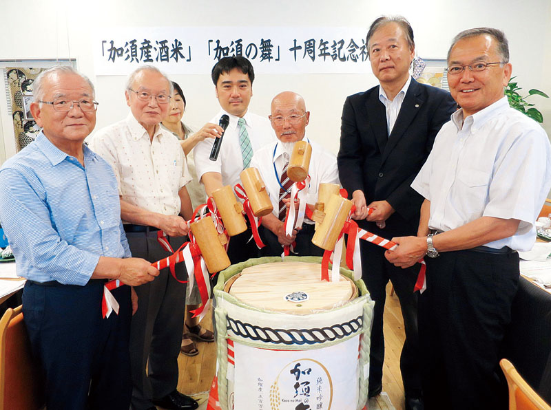 酒米生産10周年を祝って鏡開きが行われた＝15日、埼玉県加須市向川岸町の会席ぎゃらりぃ「からん」